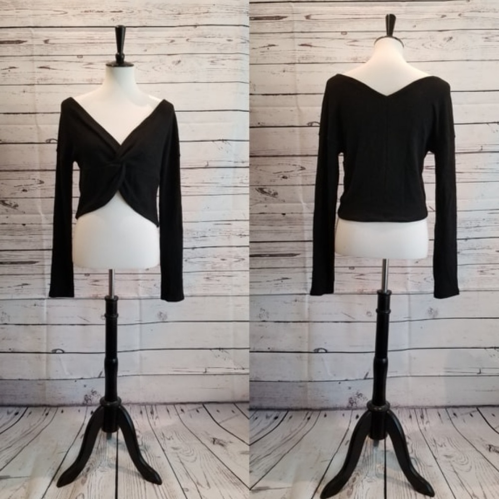 Cozy American Eagle Knot Front Top (Never Worn)